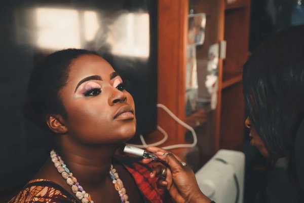 Foulard ceinture : l'astuce stylée qui dynamise toutes les silhouettes