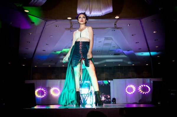 Icônes aux courbes généreuses : leur impact révolutionnaire sur les tendances mode actuelles